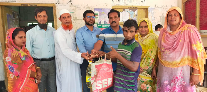পাইকগাছার চাঁদখালীতে টিসিবি পণ্য বিতরণ 