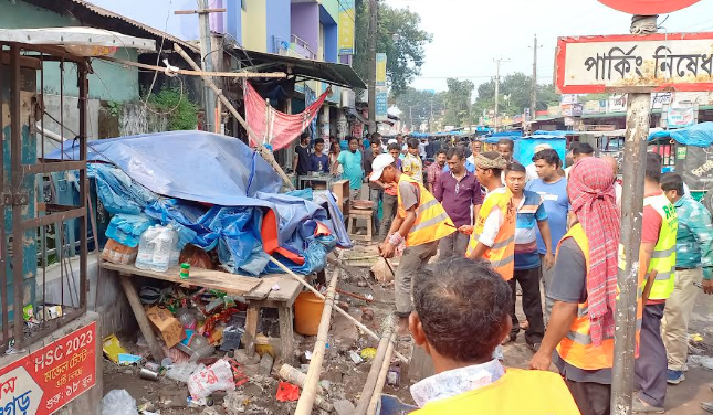 পঞ্চগড়-বাংলাবান্ধা মহাসড়কে দু’ধারের অবৈধ স্থাপনা উচ্ছেদ অভিযান