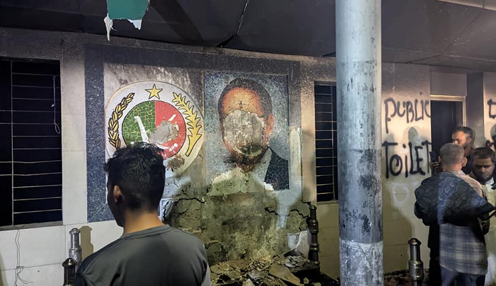 ছাত্র জনতা ভেঙ্গে ফেলছে জাতীয় পার্টির কেন্দ্রীয় অফিস