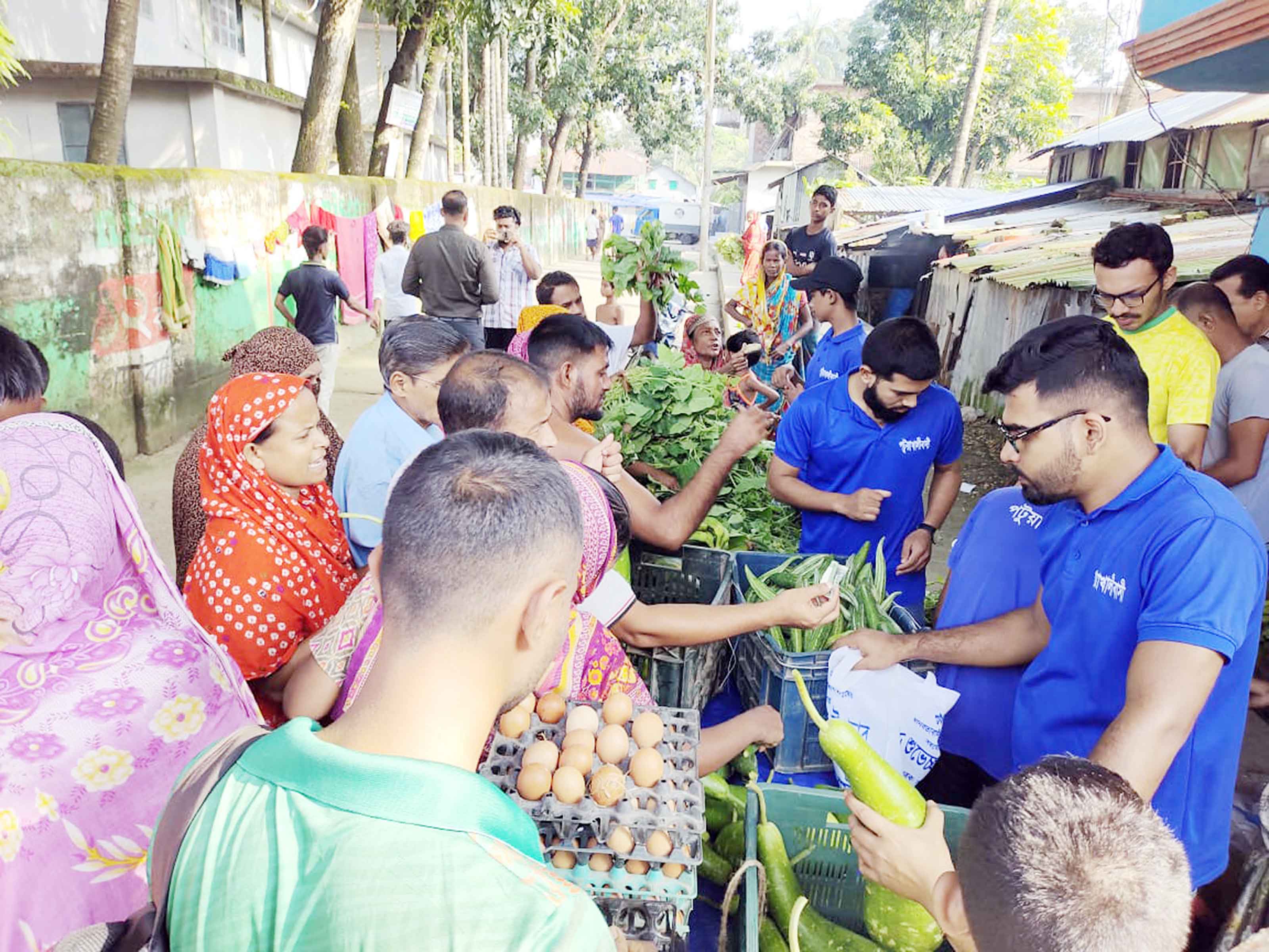 পটুয়াখালীতে শিক্ষার্থীদের 'সস্তার বাজারে' ক্রেতার স্বস্তি