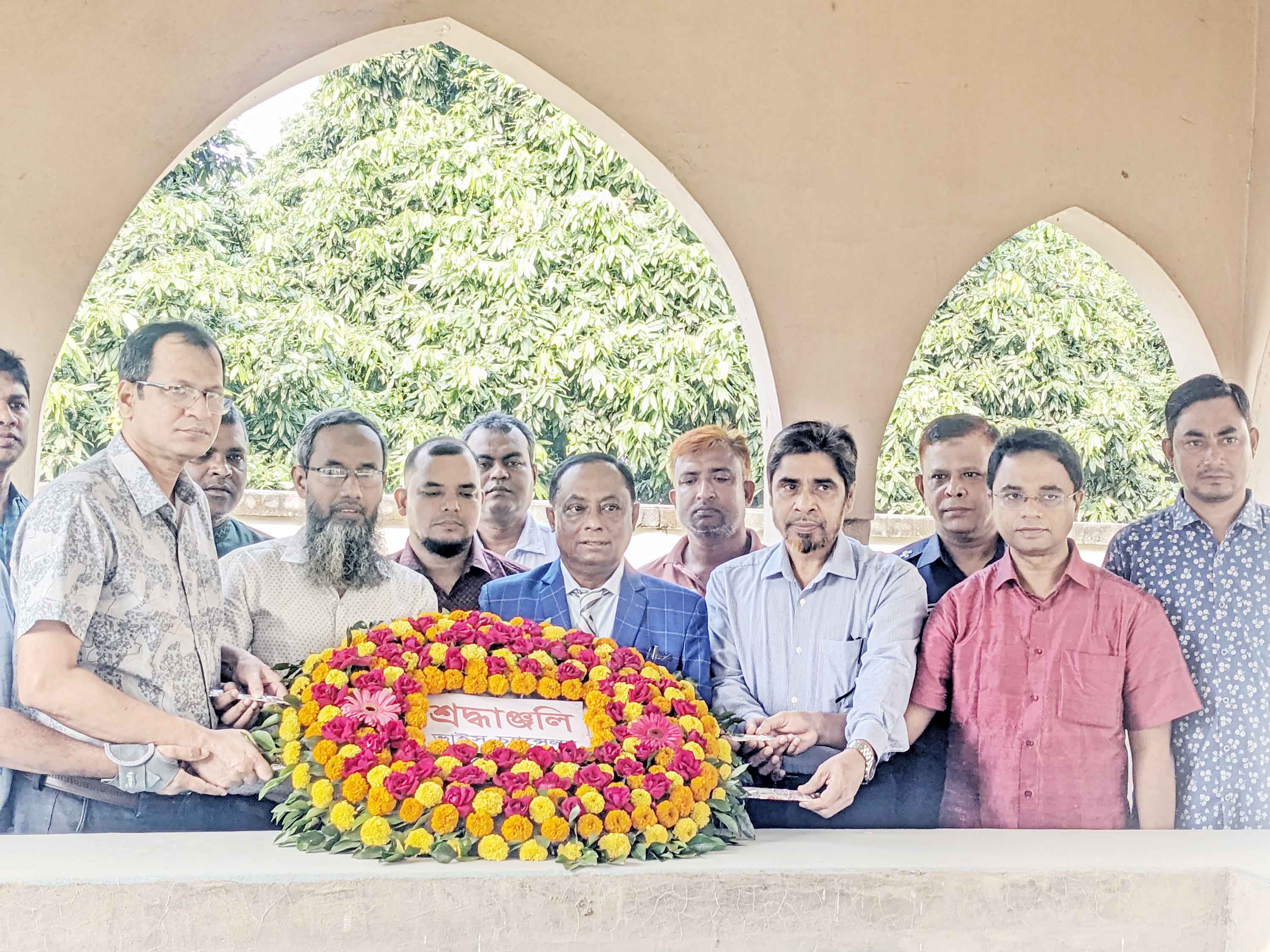 হাজী মোহাম্মদ দানেশের সমাধিতে হাবিপ্রবি উপাচার্যের শ্রদ্ধাঞ্জলি