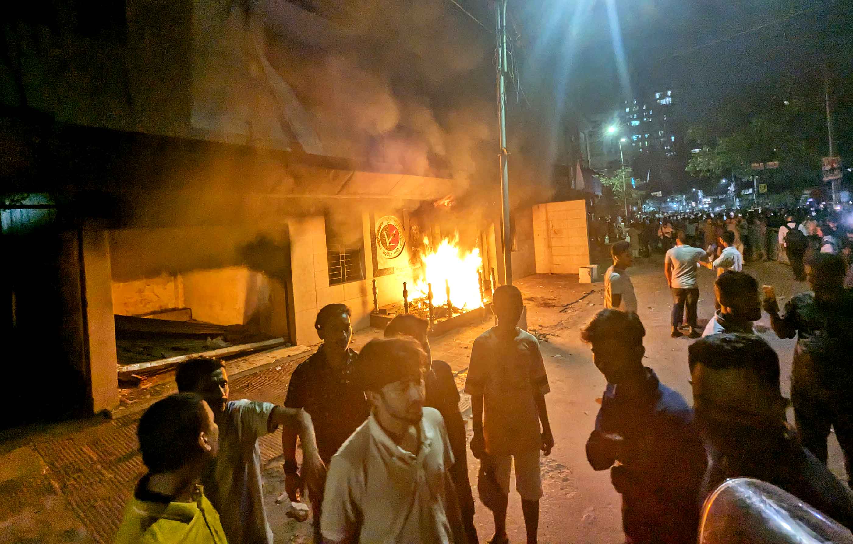 জাতীয় পার্টির কাকরাইল কার্যালয়ে ভাঙচুর, আগুন