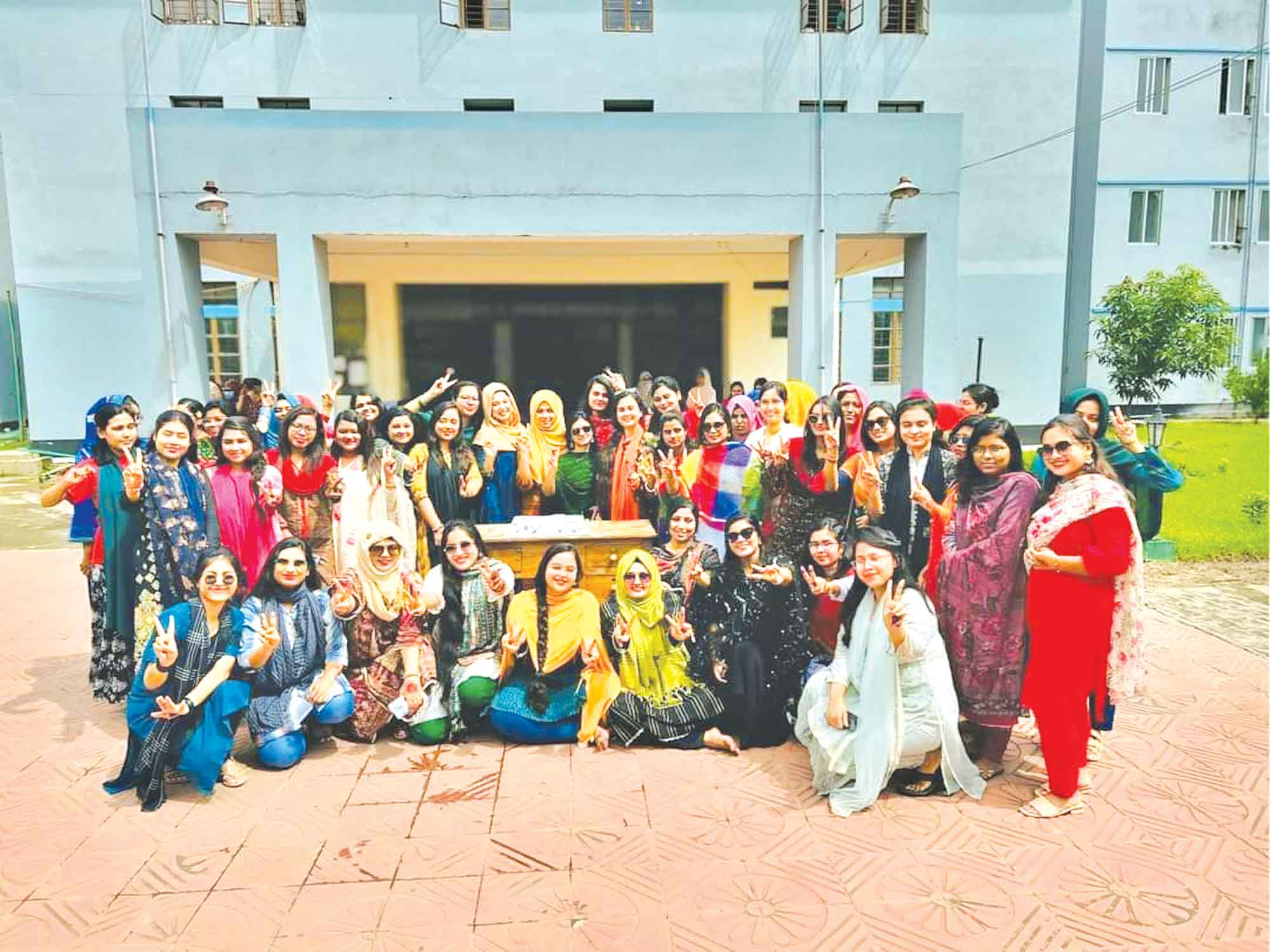 আনন্দে উৎসবে রোকেয়া হলের ফিস্ট উদযাপন