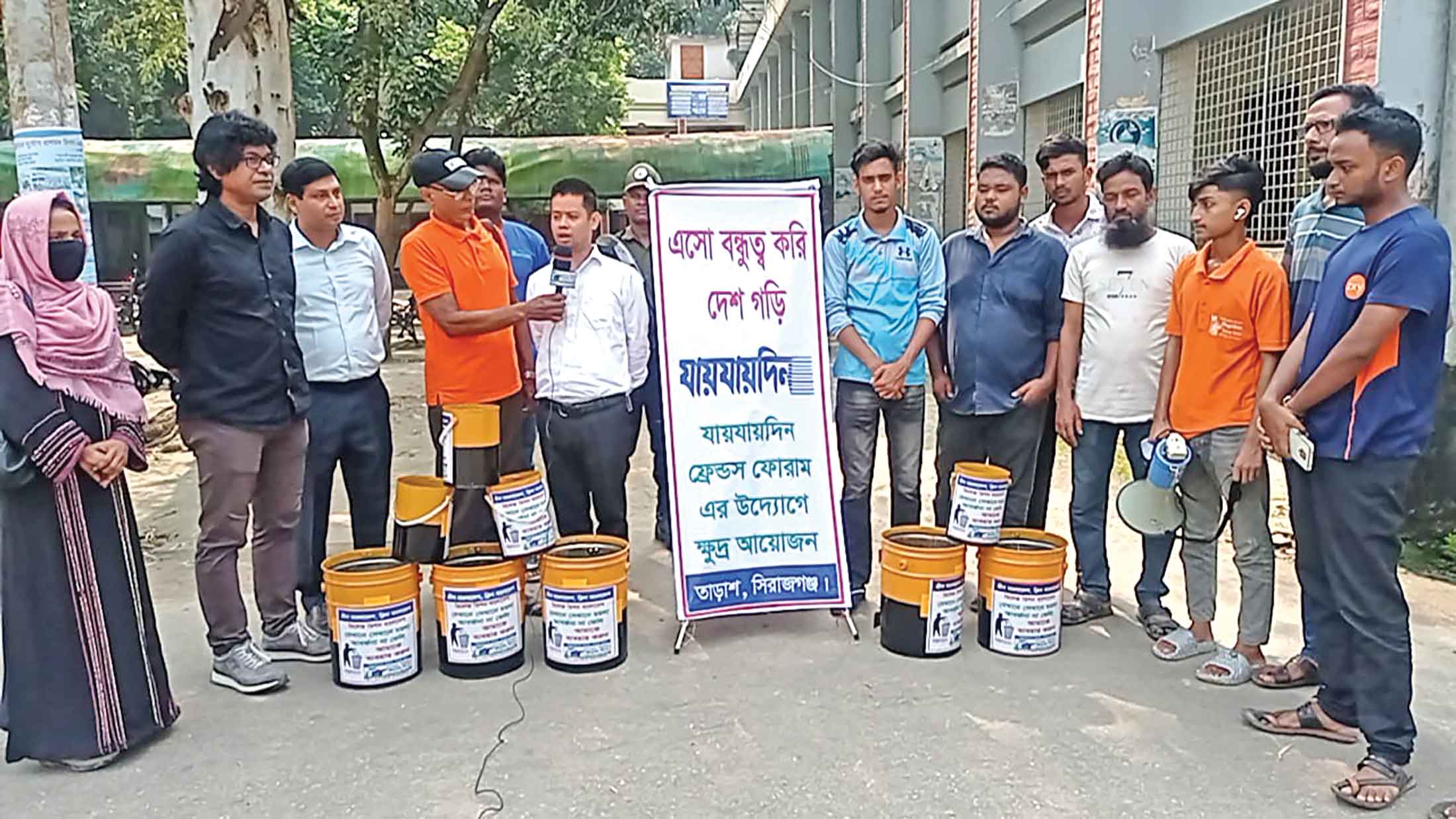 তাড়াশে স্কুল ও কলেজে ডাস্টবিন স্থাপন