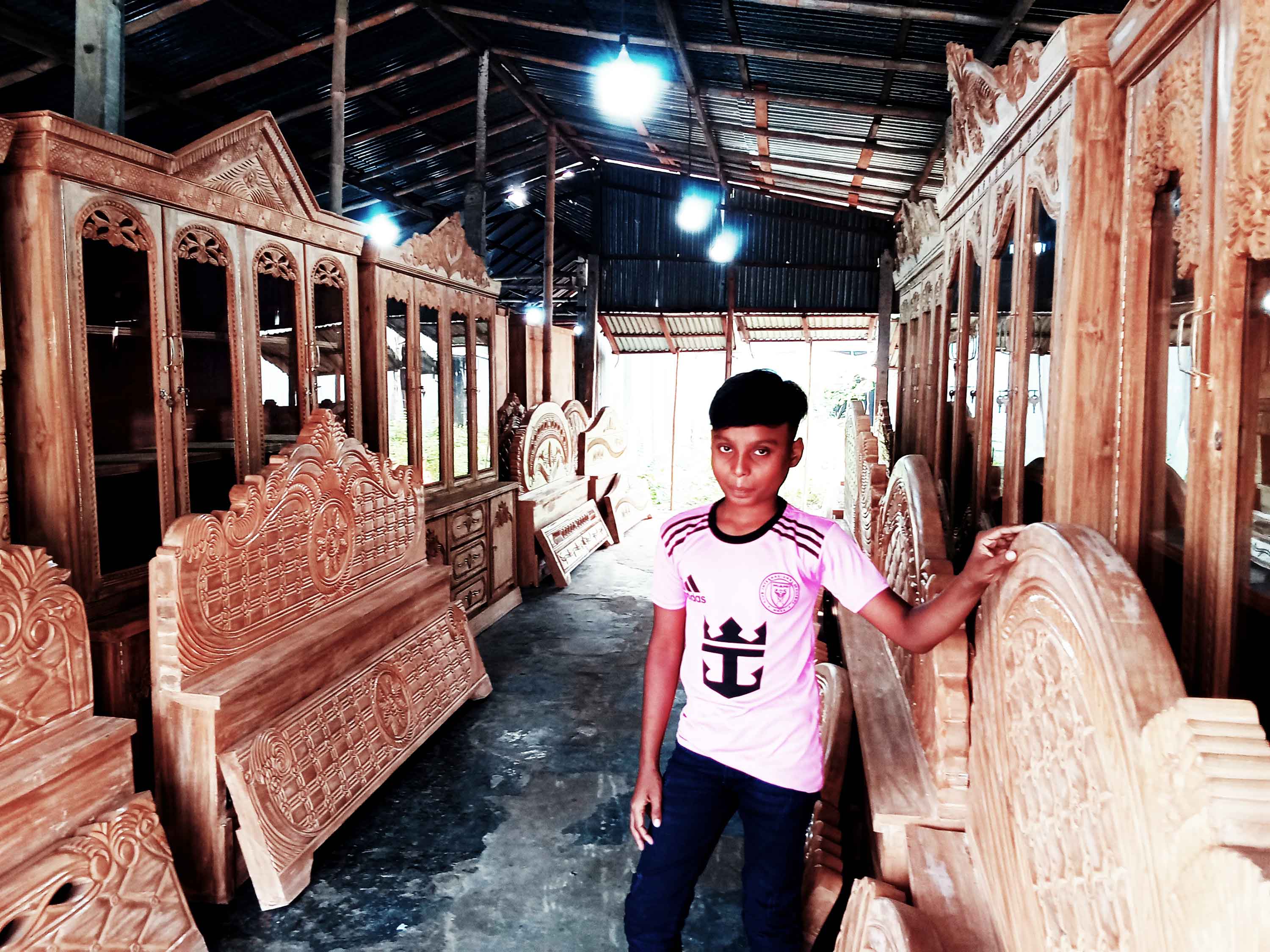আড়াইহাজারের তিলচন্দী বাজারের ফার্নিচার যাচ্ছে সারাদেশে
