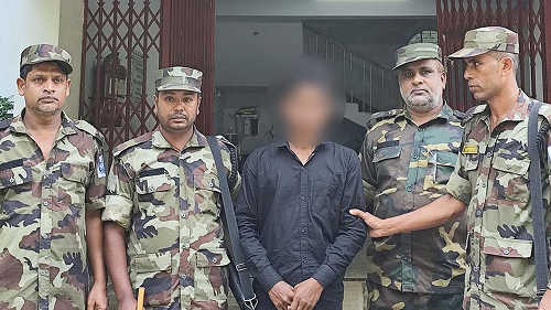 ছাত্রী হলে গোপনে ভিডিও করছিল কিশোর, অতঃপর...