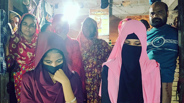 ধর্ষক যুবককে বিয়ে করতে দুই তরুণীর অনশন