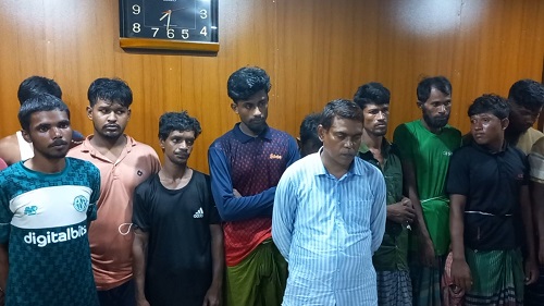 মেঘনায় ইলিশ ধরার সময় কৃষি ব্যাংকের এজিএমসহ ১৪ জেলে আটক