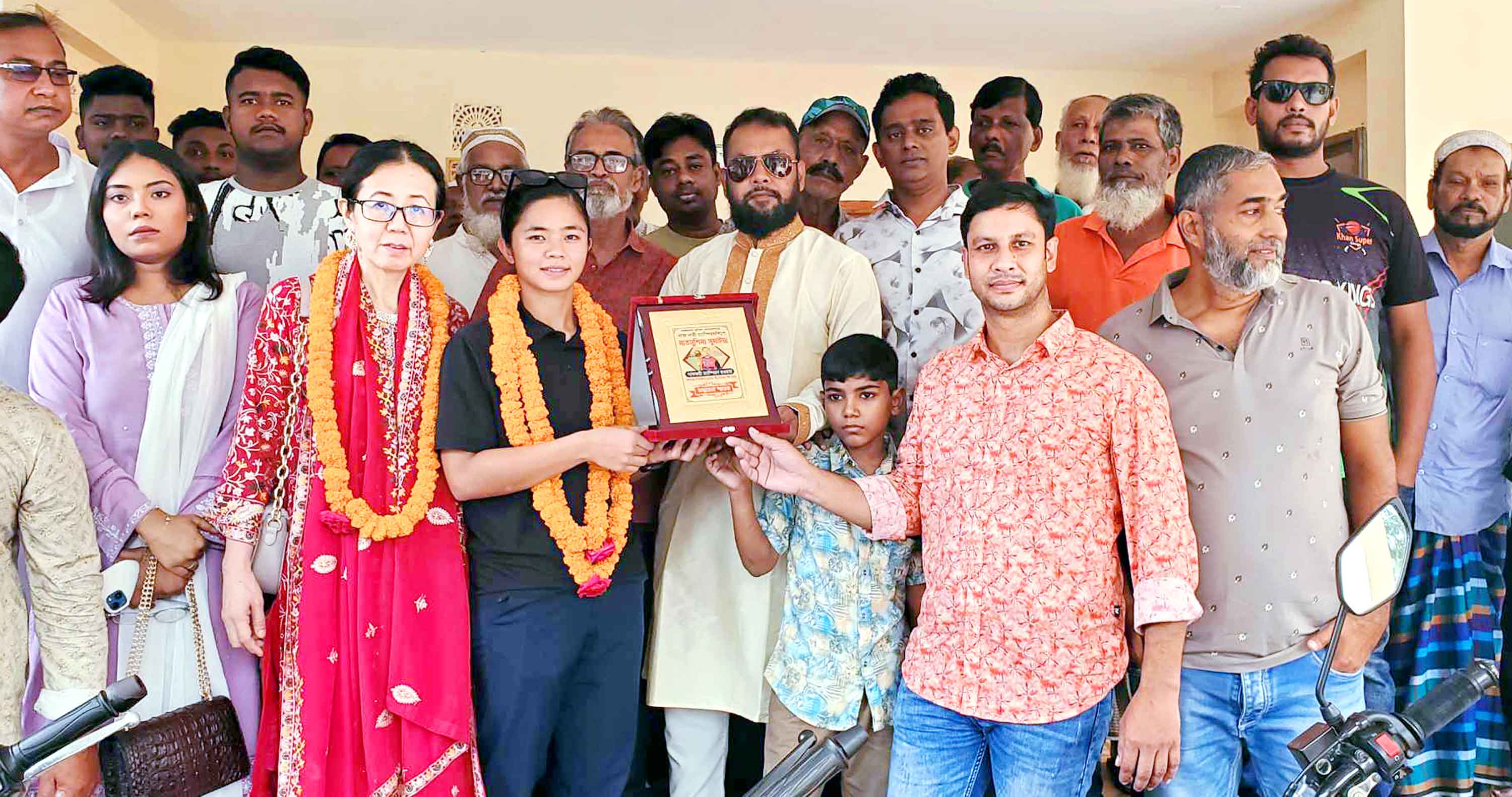 নবাবগঞ্জে নারী সাফ চ্যাম্পিয়ন সুমাইয়াকে সংবর্ধনা