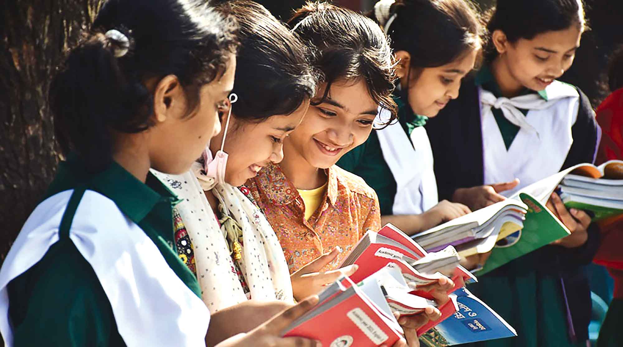 বদলে যাচ্ছে নতুন পাঠ্যবই
