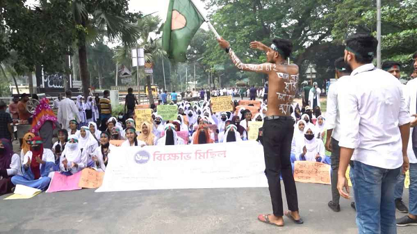 এবার জবি শিক্ষার্থীদের সড়ক অবরোধ