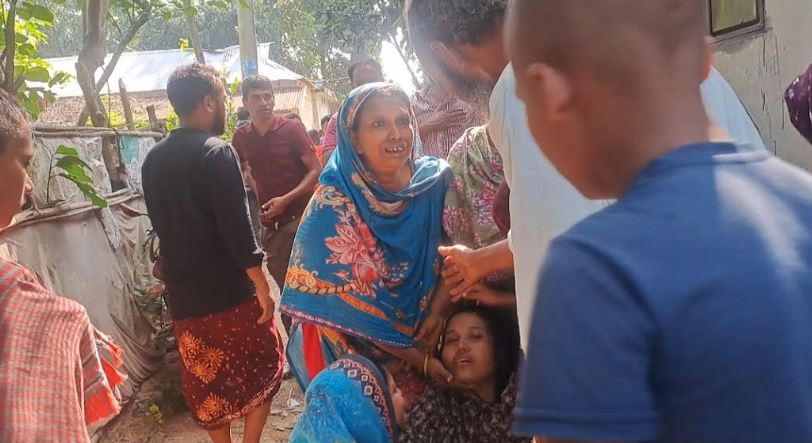 পরকীয়ার জেরে স্ত্রীসহ প্রেমিককে কুপিয়ে পলাতক স্বামী!