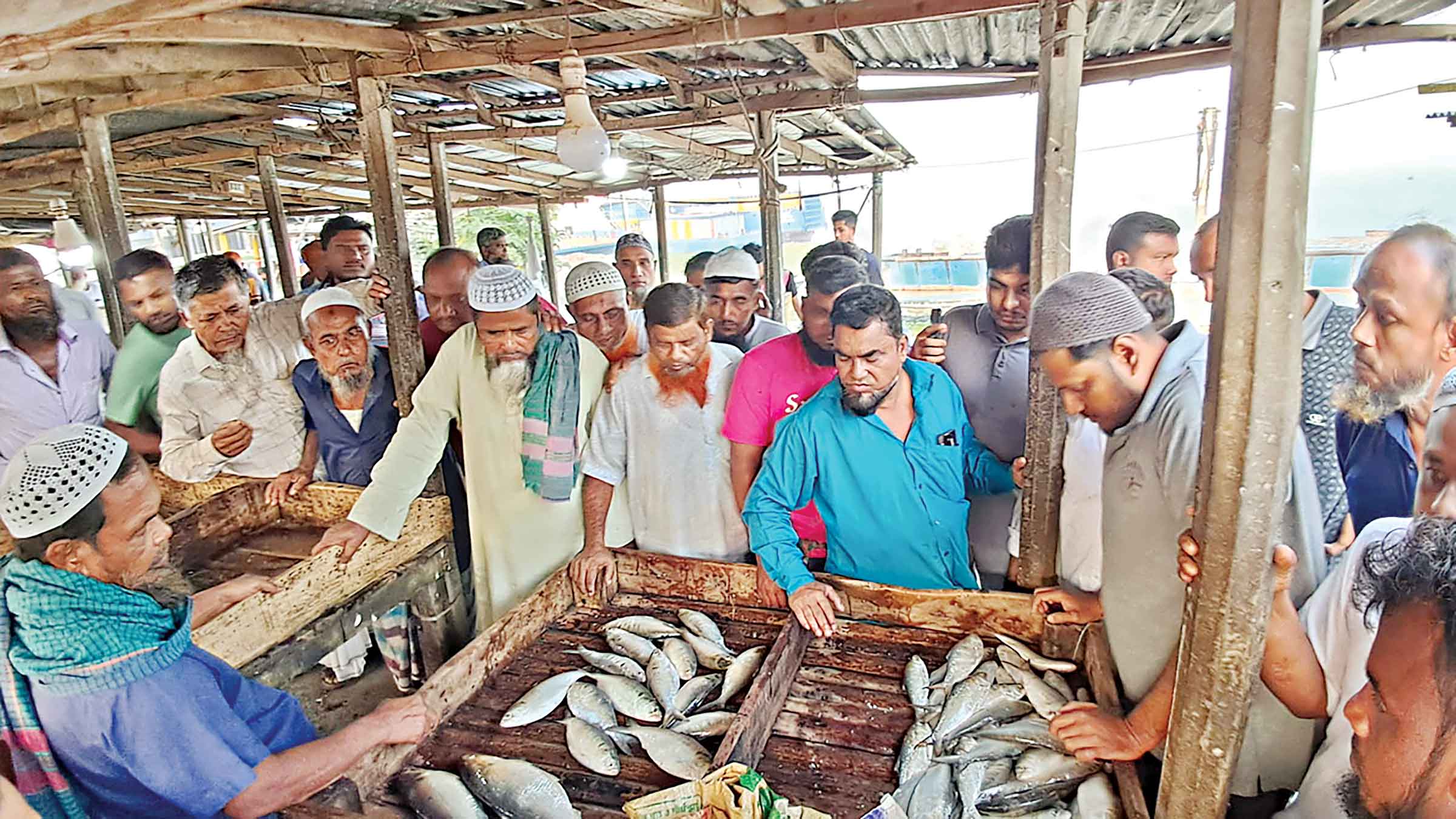 ইলিশে সরগরম আড়ত