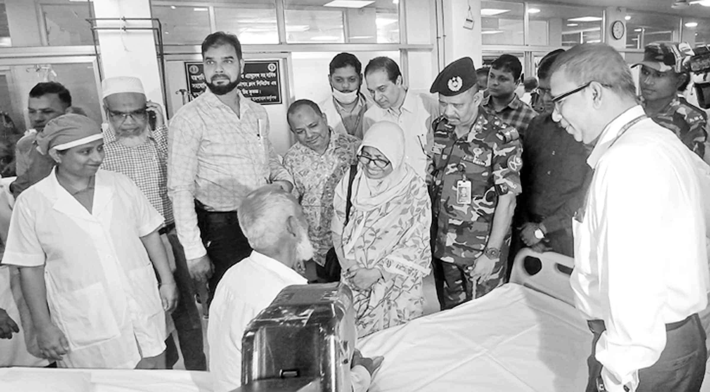 চিকিৎসকের পাশাপাশি লোকবল সংকট নিরসনের চেষ্টা চলছে : স্বাস্থ্য উপদেষ্টা