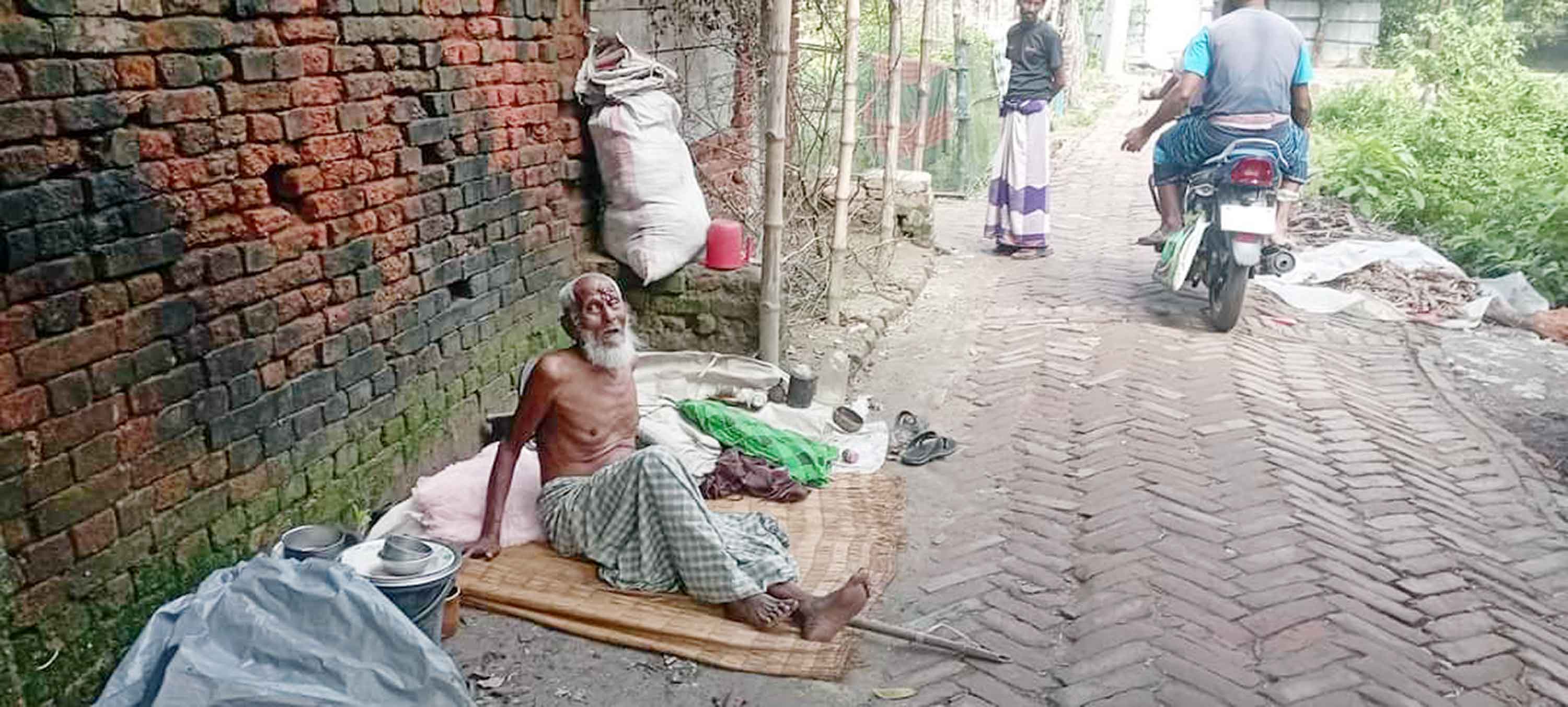 পাইকগাছায় সহায়-সম্বলহীন নাসির উদ্দিনের মানবেতর জীবনযাপন