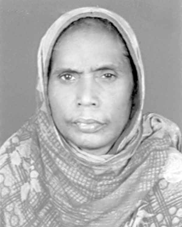 অসহায় মনোয়ারার পাশে দাঁড়ান