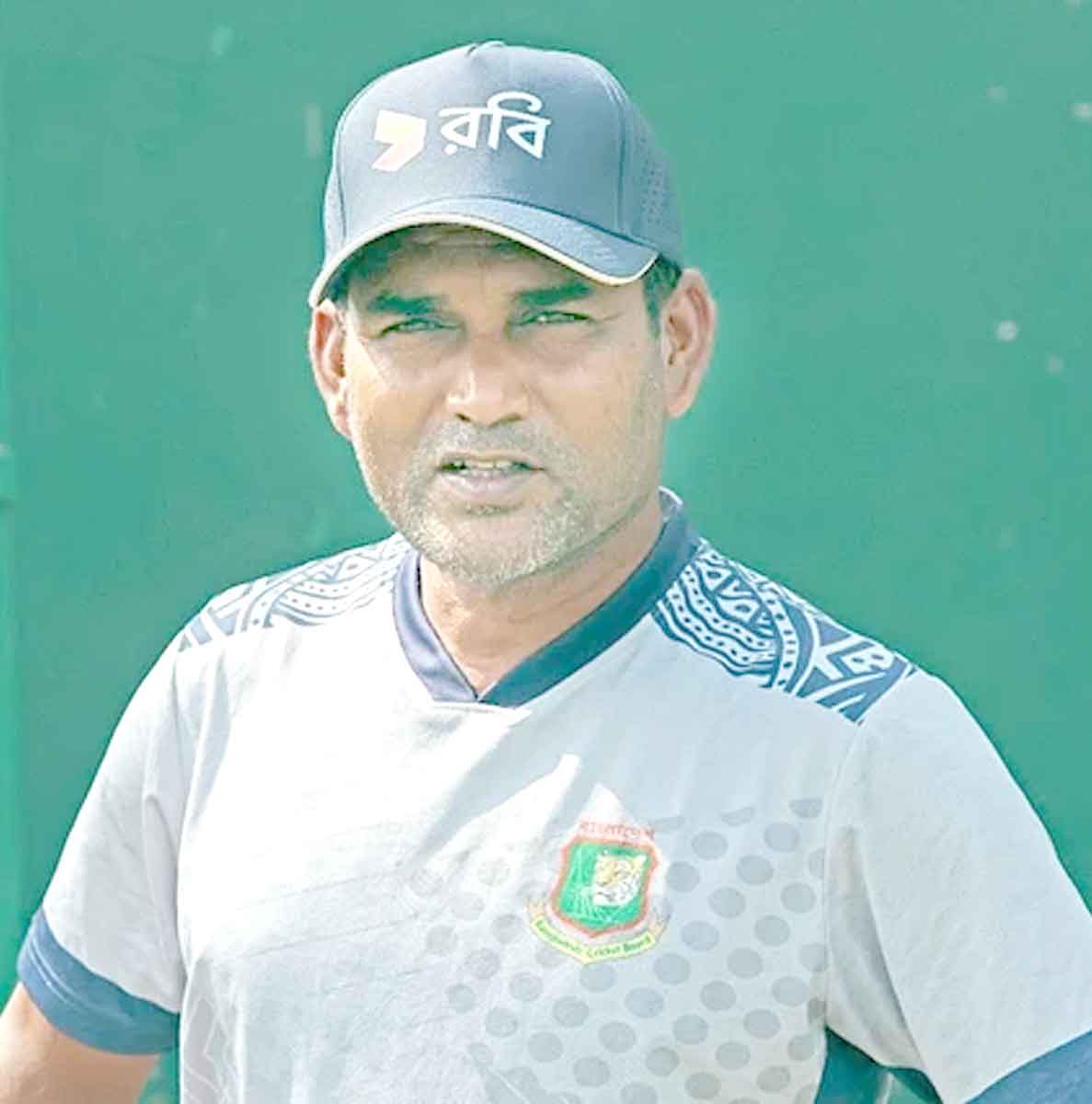 কোচ হওয়ার পরদিনই মাঠে নেমে পড়লেন সালাউদ্দিন