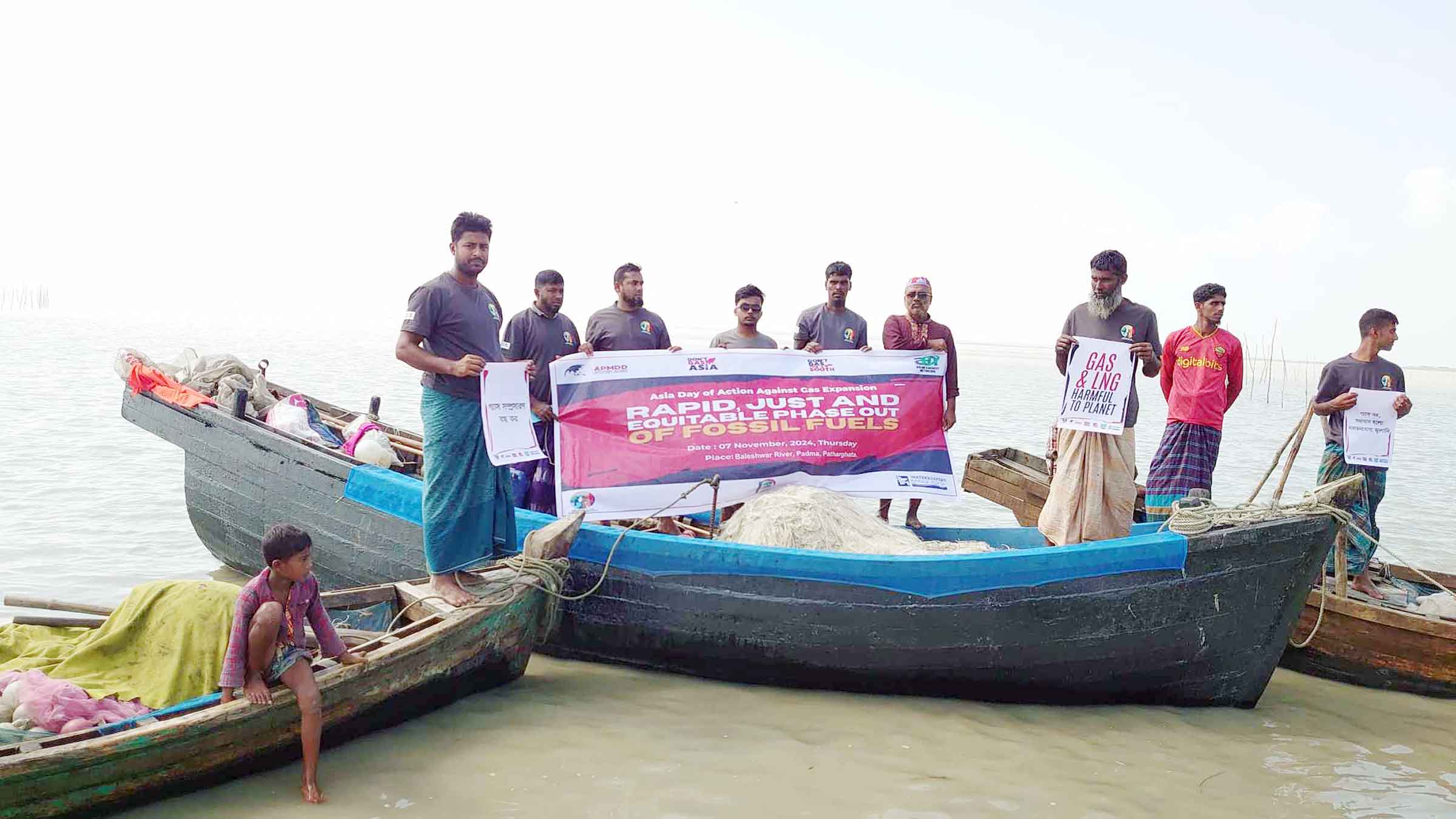 জীবাশ্ম জ্বালানির প্রতিবাদে বলেশ্বর নদে নৌকায় জেলেদের বিক্ষোভ