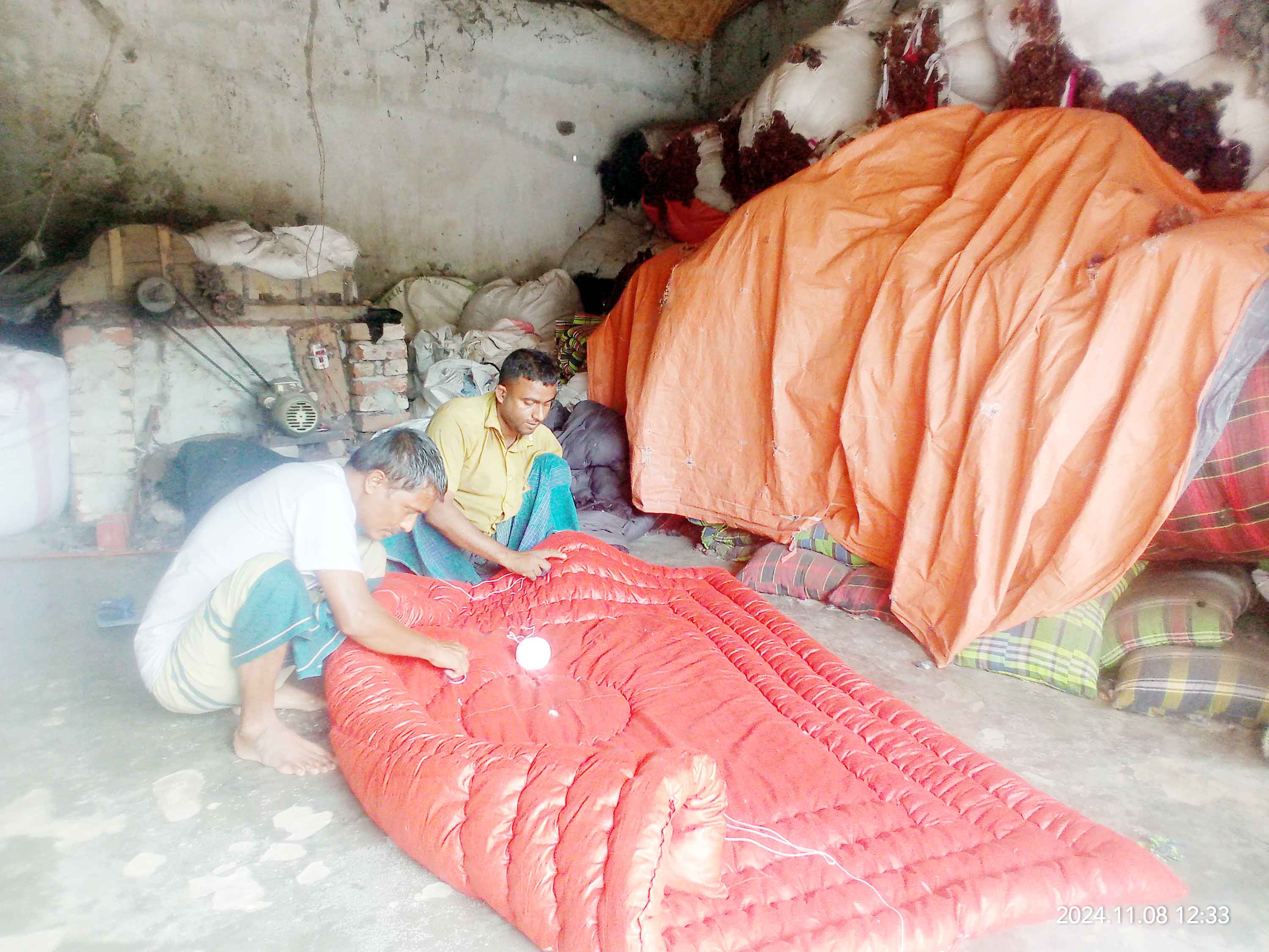 শীতের আগমনে ব্যস্ত লেপ তোষকের কারিগররা