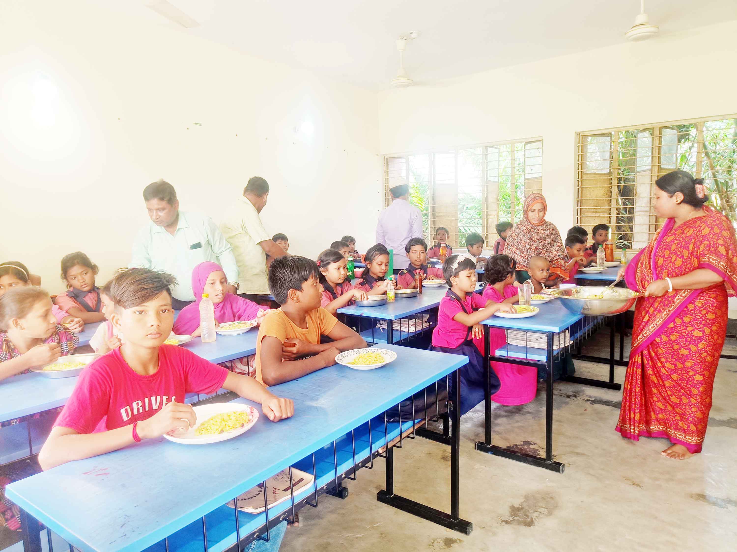 খানসামায় শিক্ষার্থীদের স্কুলমুখী করতে মিড-ডে-মিল