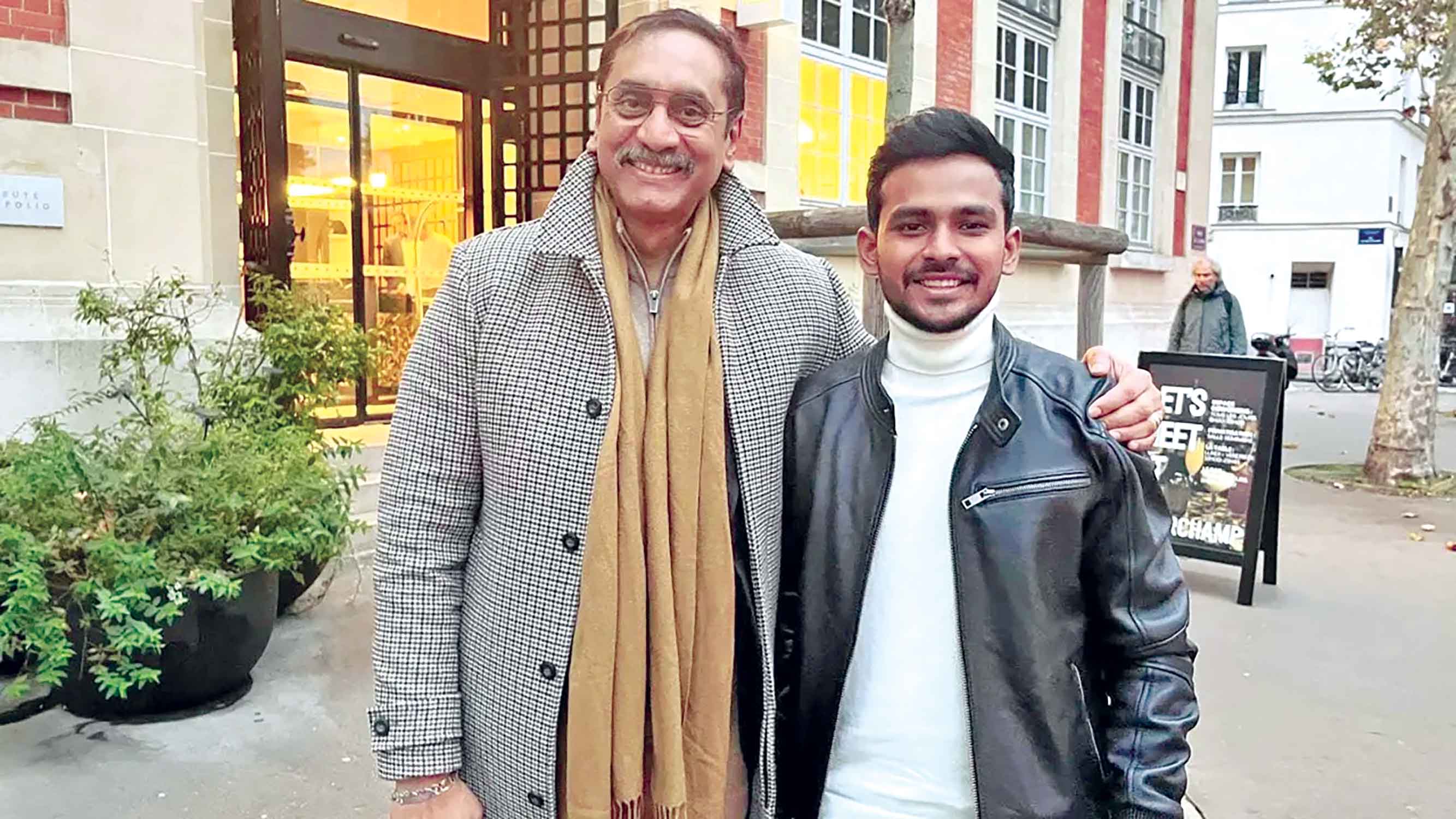প্যারিসে পিনাকীর সঙ্গে হাস্যোজ্জ্বল আসিফ মাহমুদ