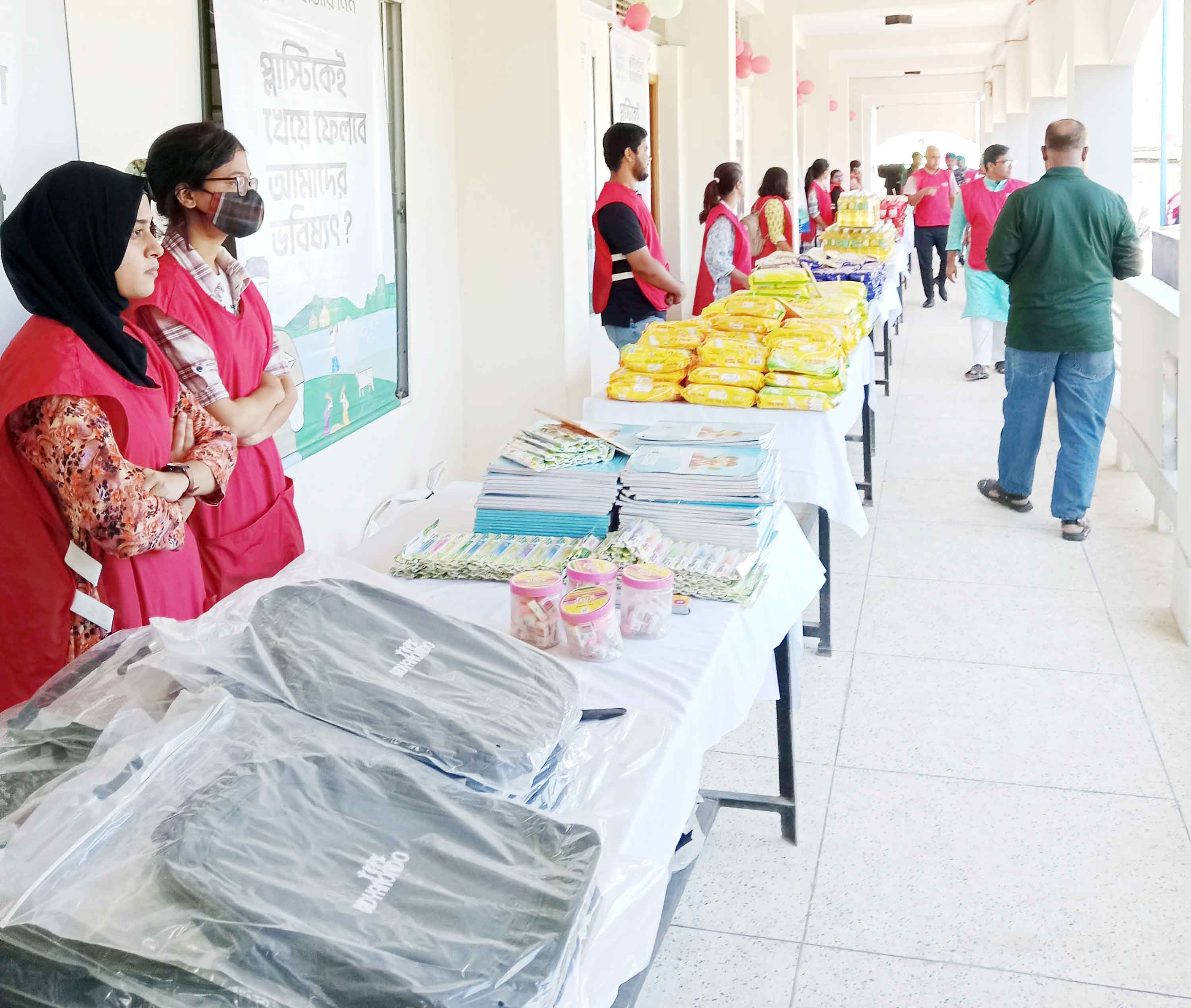 গাজীপুরে পস্নাস্টিকের বিনিময়ে মিলছে হাজার টাকার পণ্য