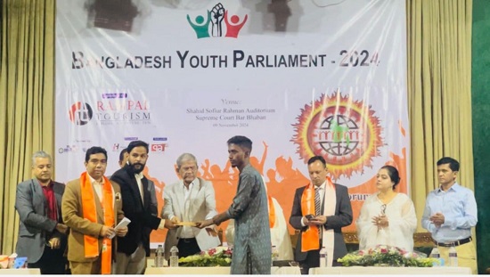 শহীদ পরিবারকে নাজমুল হক ফাউন্ডেশনের আর্থিক সহায়তা 