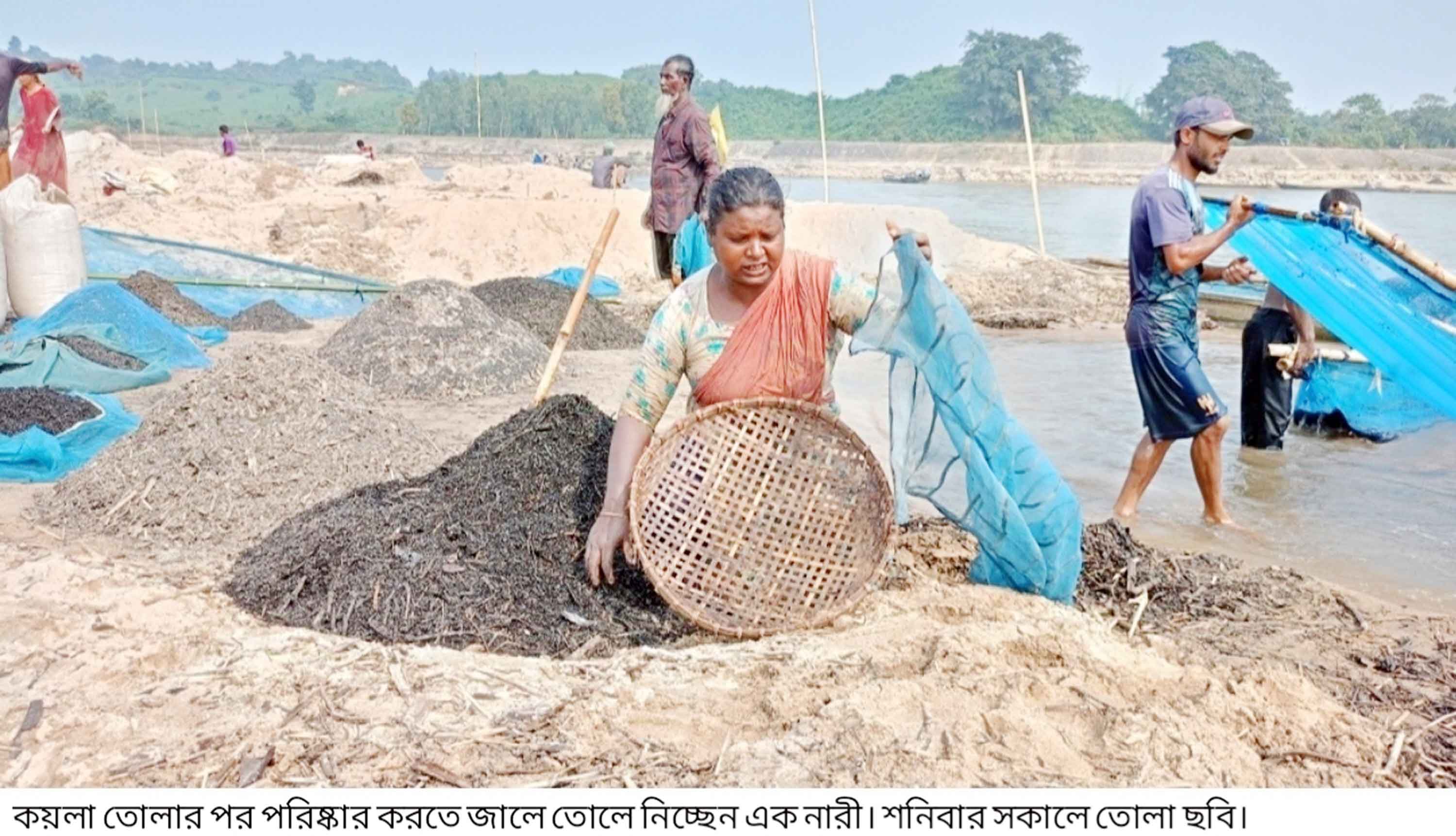 সোমেশ্বরীর বালুচরে কয়লা তুলে চলে যাদের সংসার
