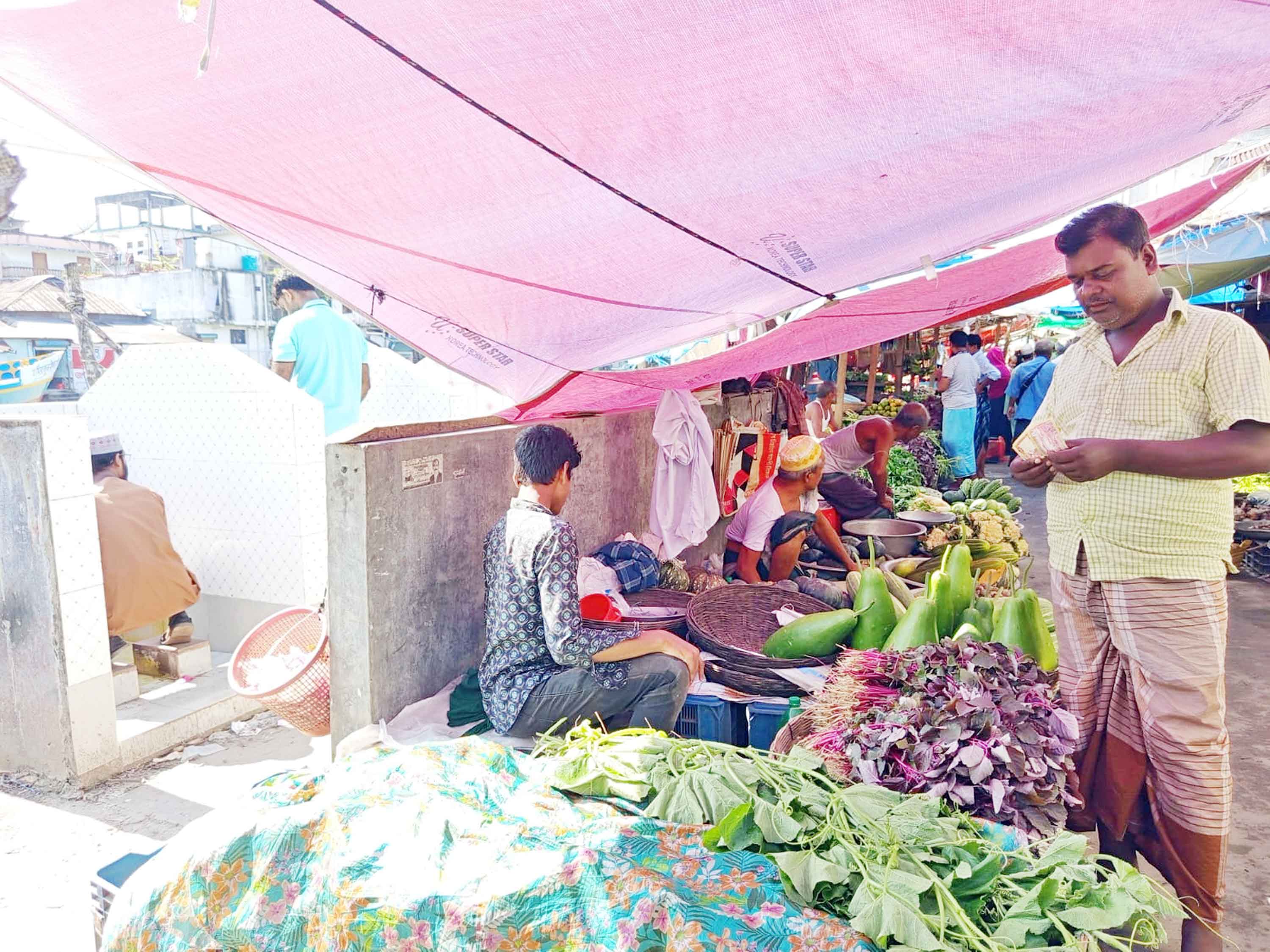 নেছারাবাদে টয়লেটের পাশে সবজি মার্কেট