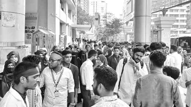 ছয় দাবিতে মেডিকেল টেকনোলজিস্টদের স্বাস্থ্য অধিদপ্তর অবরোধ