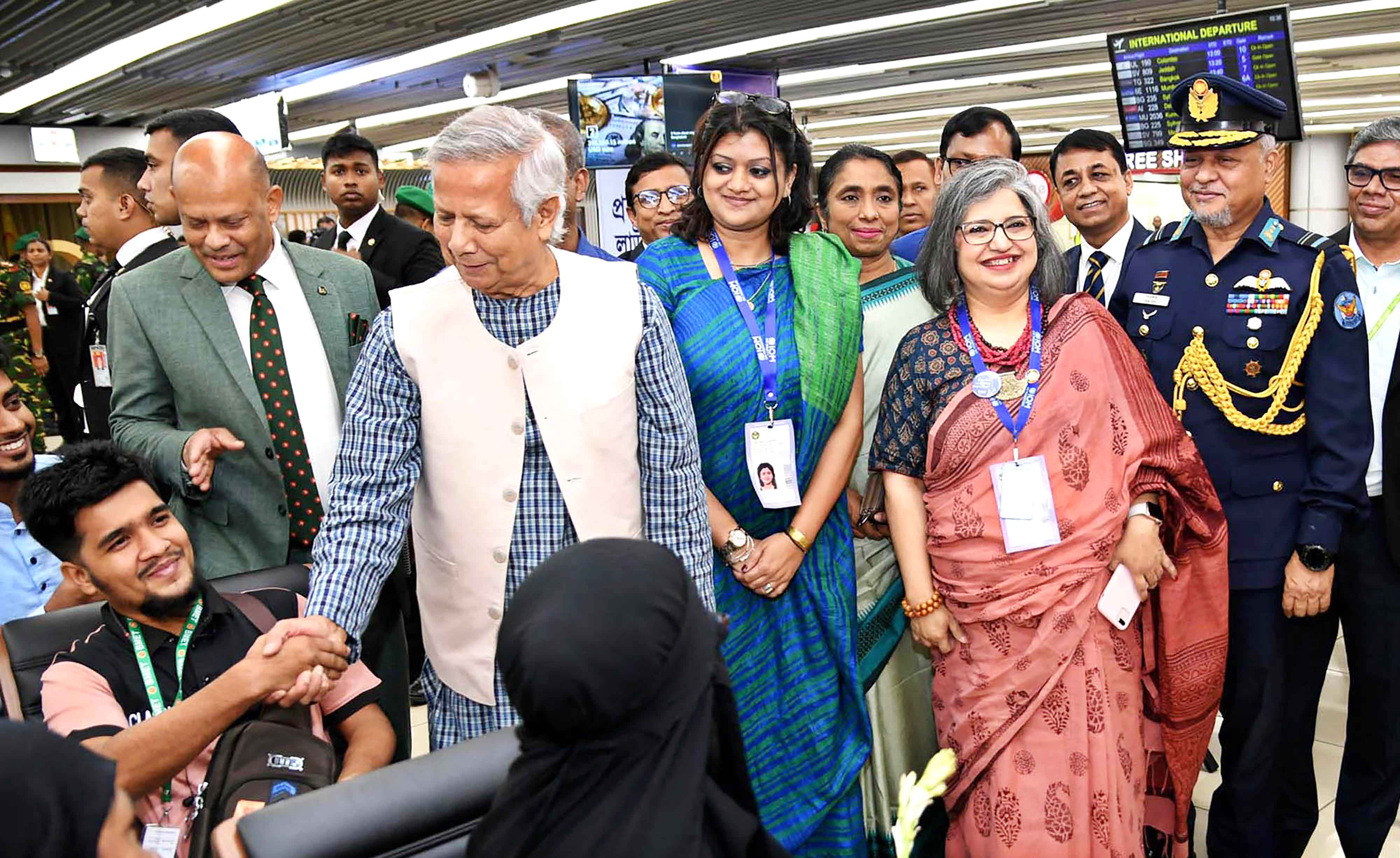 প্রবাসীরা বিমানবন্দরে অতিথির মতো সম্মান পাবেন :ড. ইউনূস