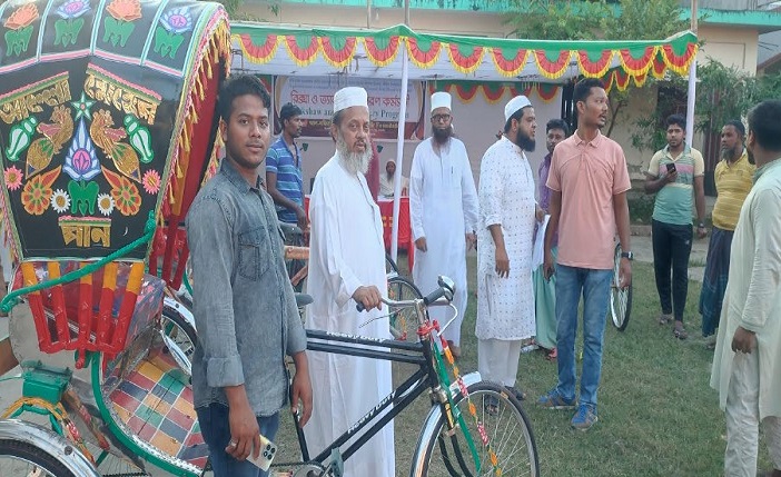 বন্যাকবলিত এলাকায় আল নজির ফাউন্ডেশনের পক্ষ থেকে সহায়তা প্রদান