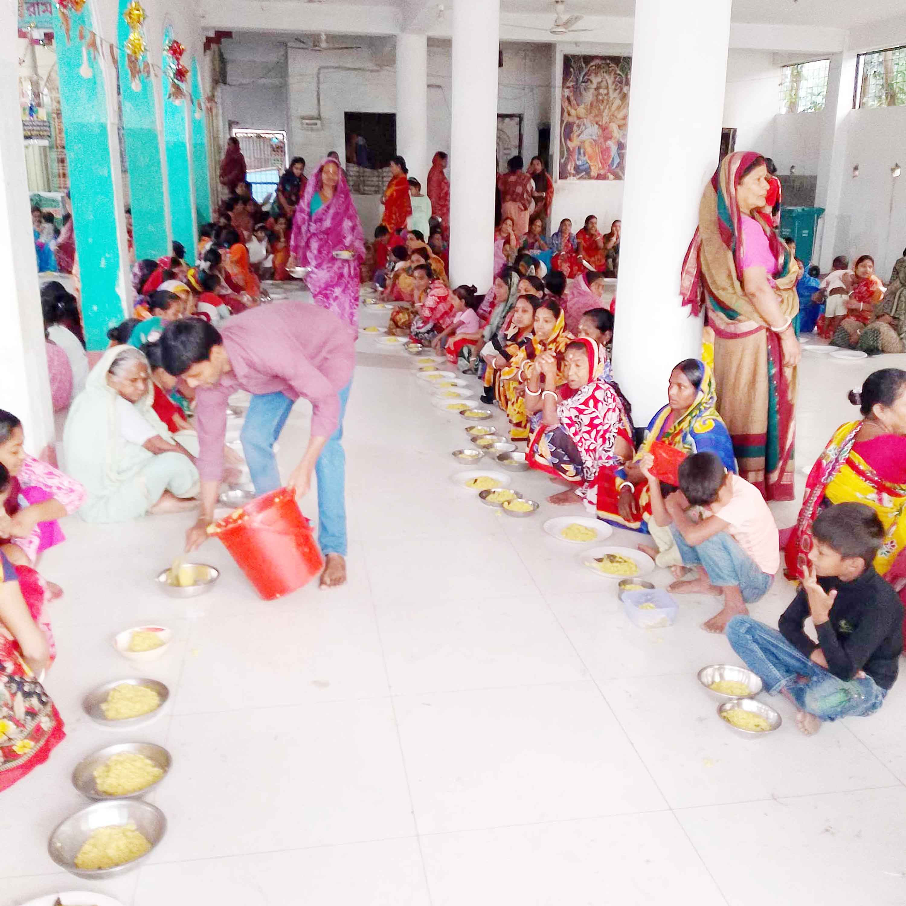 মদনমহন মন্দিরে শত বছর ধরে মাসব্যাপী প্রসাদ বিতরণ