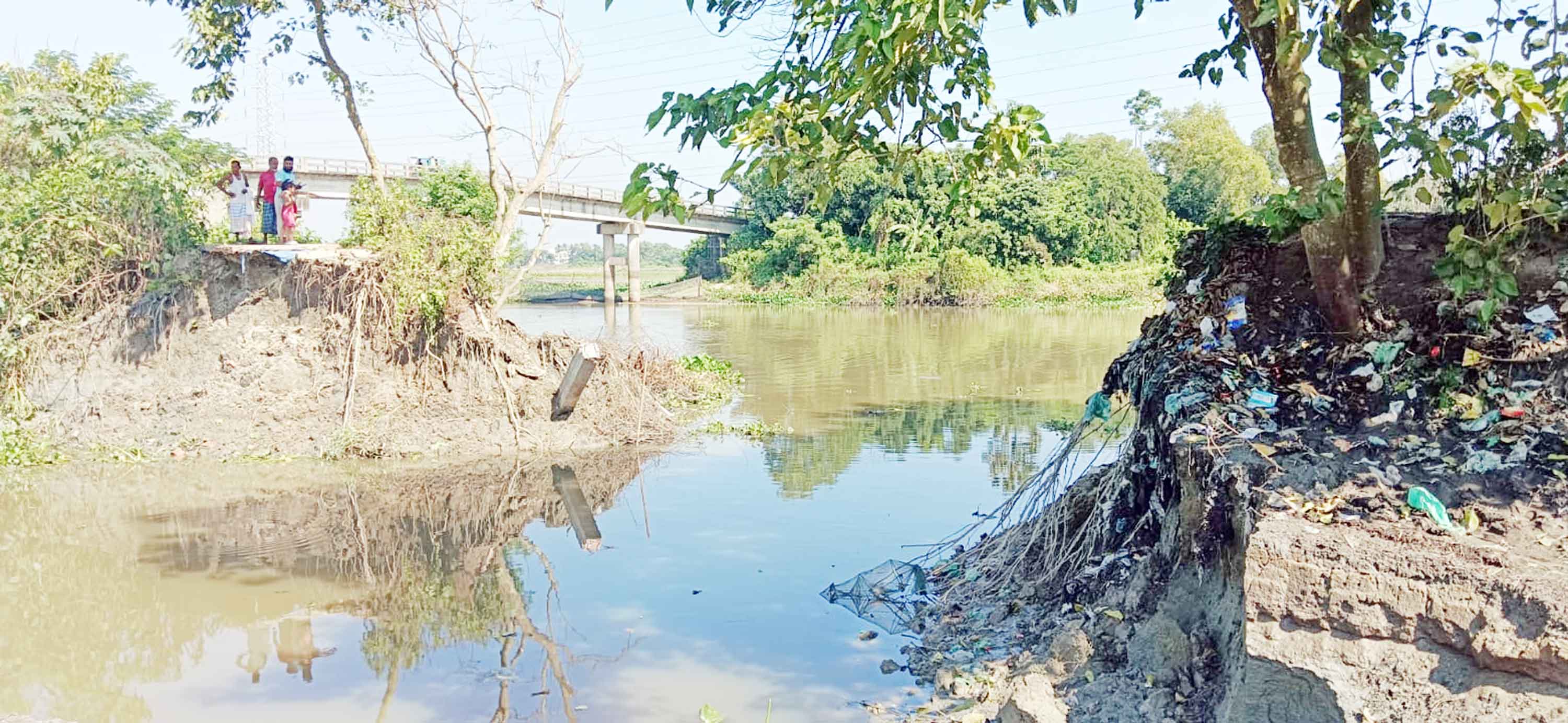 তিতাসে রাস্তা ধসে নদীতে বিলীন ৮ গ্রামবাসীর যোগাযোগ বিচ্ছিন্ন