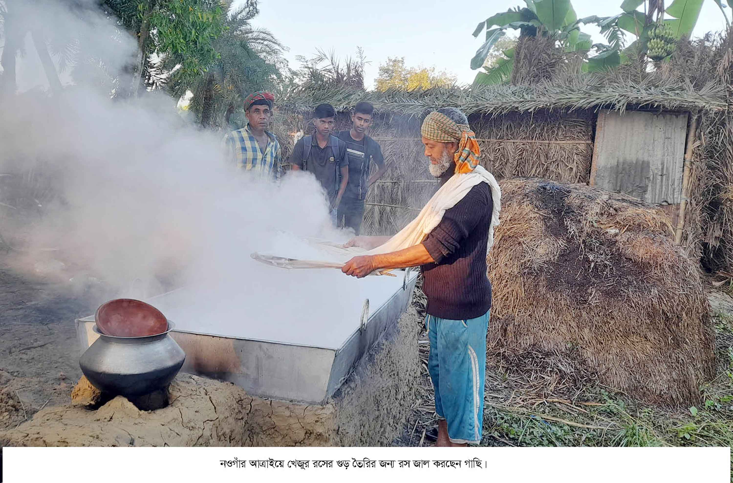 আত্রাইয়ে খেজুর রসের গুড় তৈরিতে ব্যস্ত গাছি