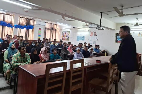 বেরোবিতে ক্লাস নিচ্ছেন উপাচার্য