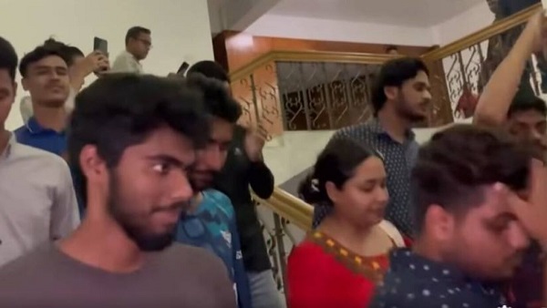 ঢাবির সিনেটে ‘আওয়ামী সিন্ডিকেট, ভেঙে দাও গুড়িয়ে দাও’ স্লোগানে উত্তাল