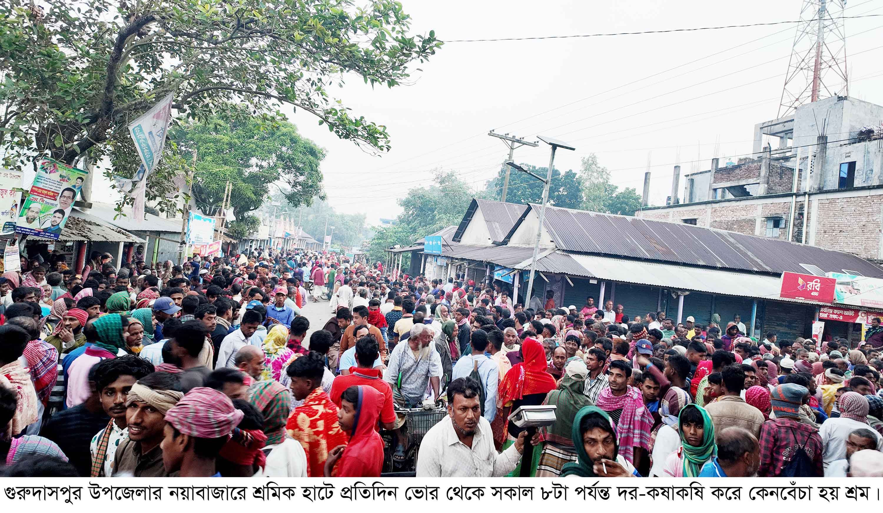 নাটোরে শ্রমিক কেনাবেচার হাটে দরকষাকষি করে শ্রম বিক্রি