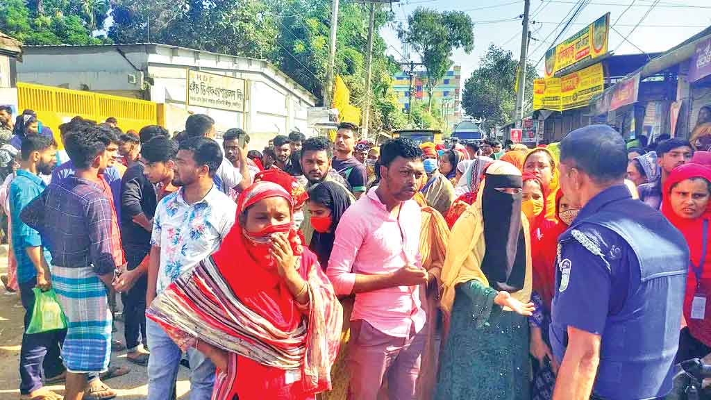 বেতন দাবি ও কারখানা বন্ধের প্রতিবাদে শ্রীপুরে পোশাক শ্রমিকদের বিক্ষোভ