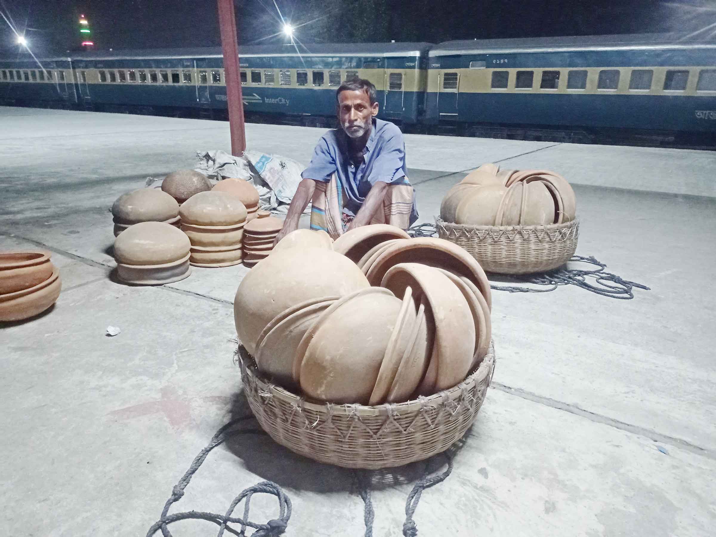'ঐতিহ্য বেঁচে আর সংসার চলে না'
