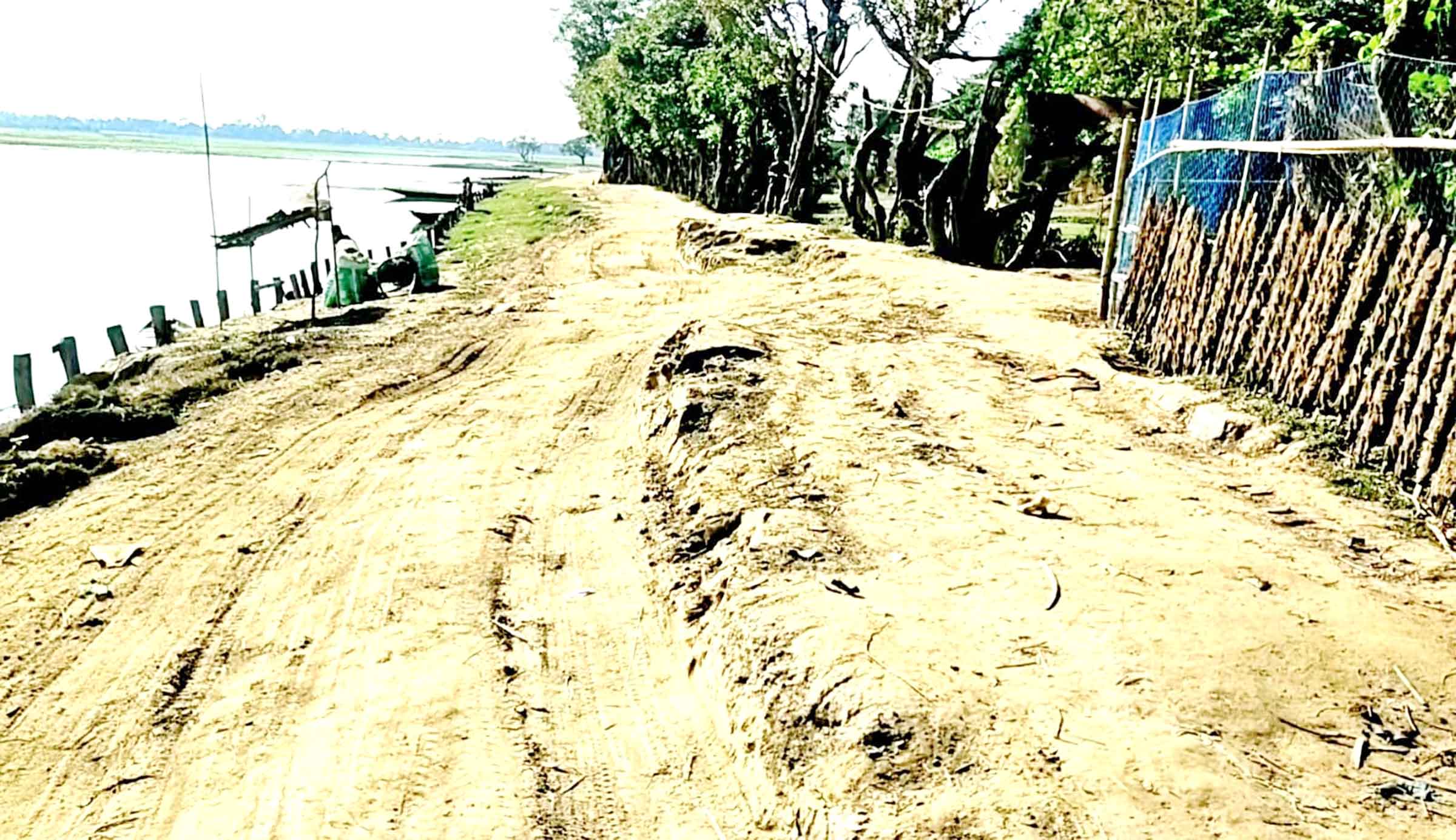 শান্তিগঞ্জে এক সড়কেই দুঃখ ছয় গ্রামের দশ সহস্রাধিক মানুষের