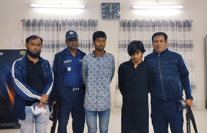 পবিপ্রবিতে বহিরাগত ৩ মাদকসেবীকে আটক