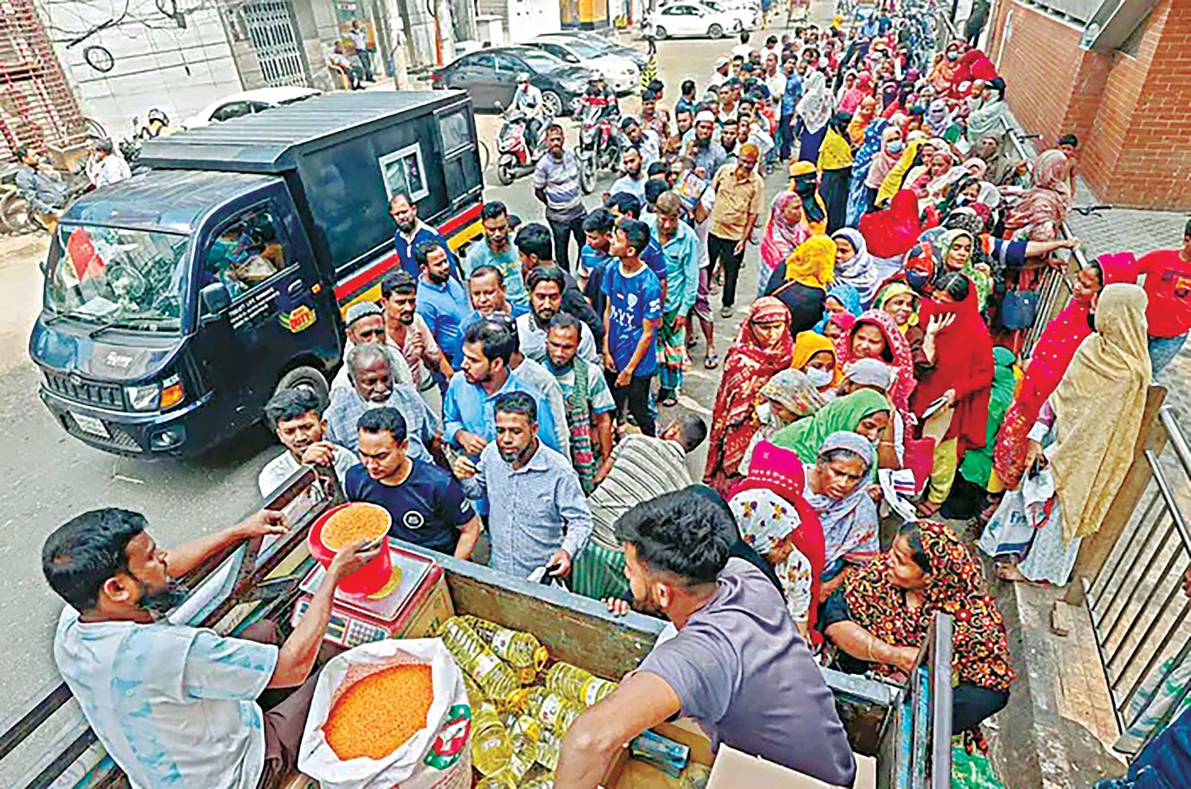 কারওয়ান বাজারে টিসিবির ট্রাকের সামনে দীর্ঘ সারি