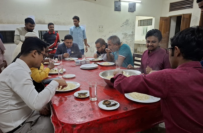 খাবারের মান যাচাইয়ে শিক্ষার্থীদের সঙ্গে খাবার খেলেন বেরোবি উপাচার্য