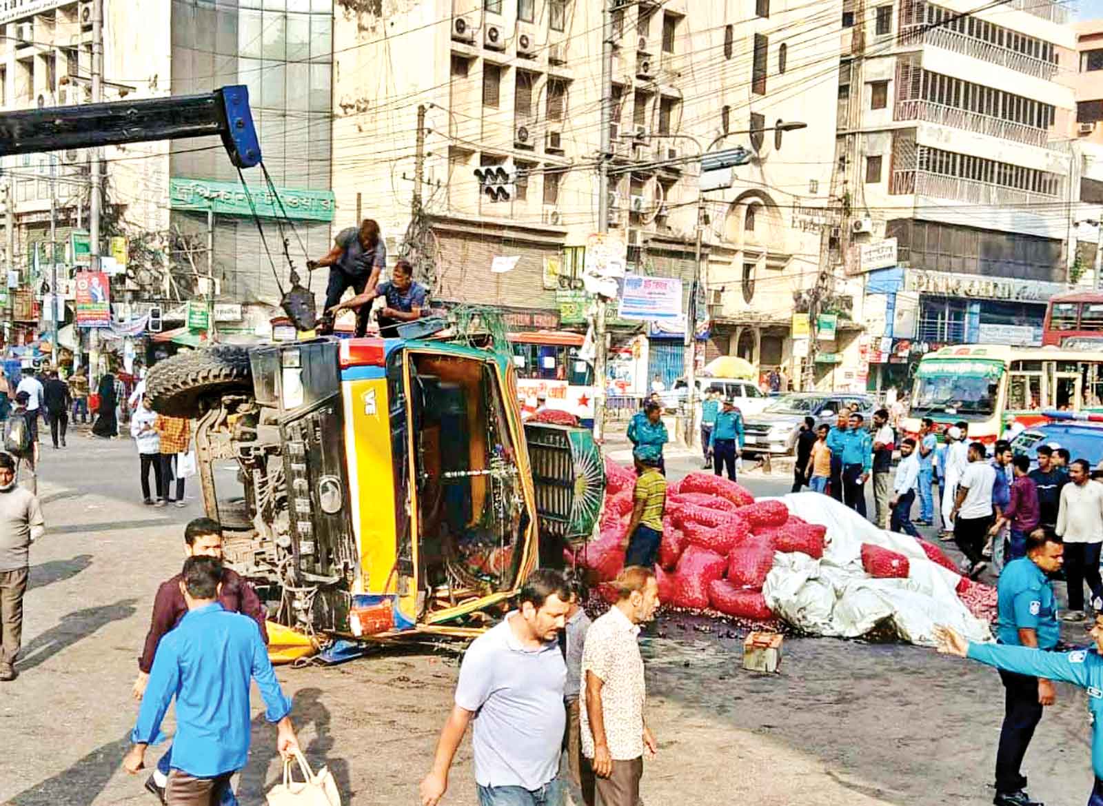 পল্টনে ট্রাক-বাস সংঘর্ষ মাঝে চাপা পড়ে রিকশা আরোহী নিহত