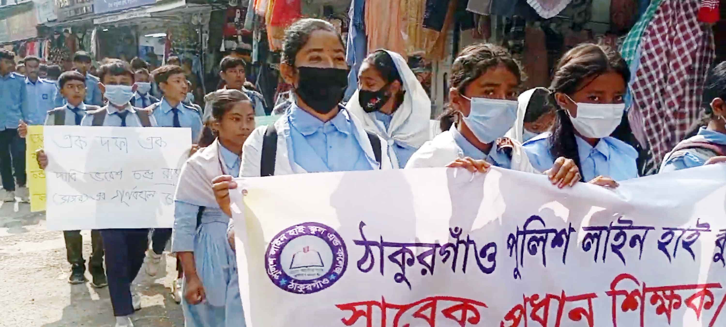 ঠাকুরগাঁওয়ে 'ভুল' আন্দোলনে অপসারিত অধ্যক্ষের পুনর্বহাল দাবি