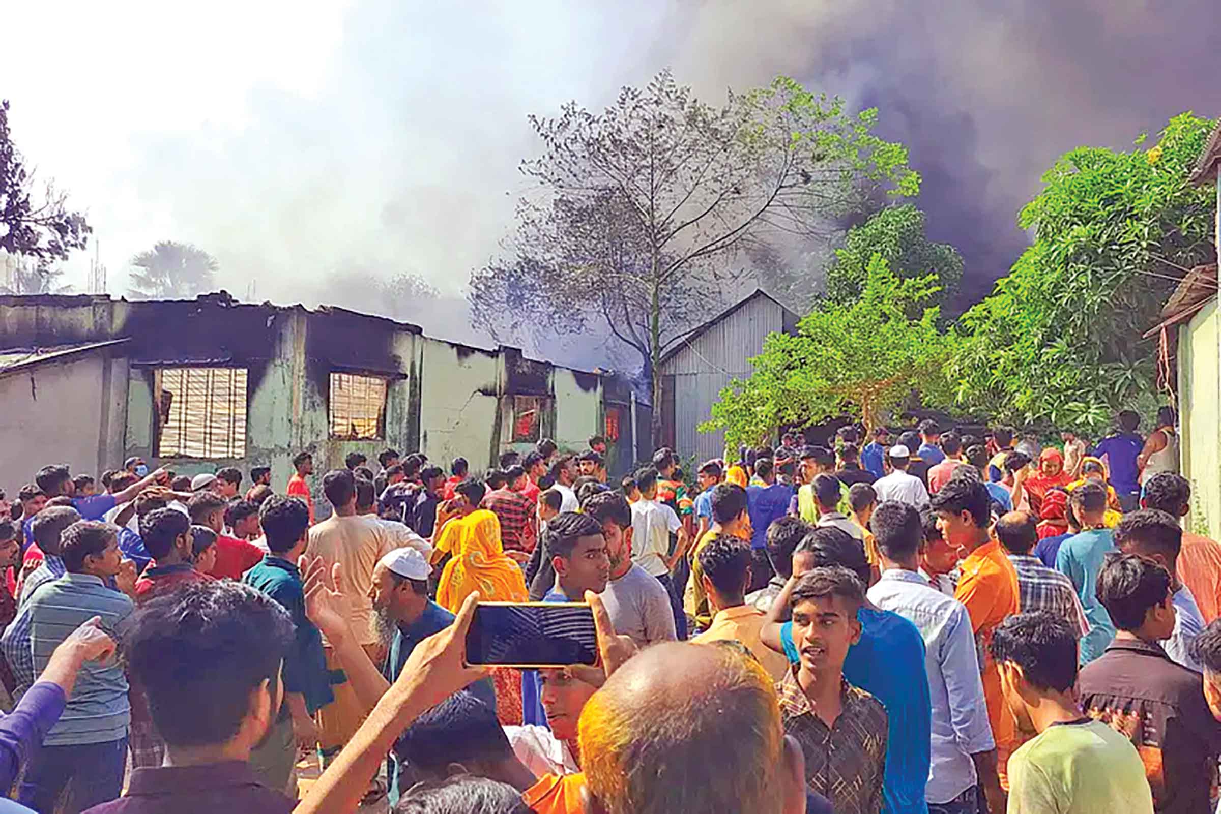 গাজীপুরে ফের শ্রমিক বিক্ষোভ সংঘর্ষ-আগুনে রণক্ষেত্র
