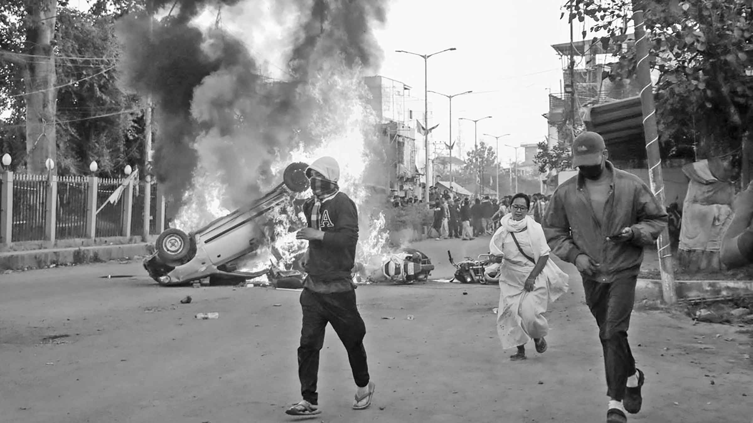 মণিপুরে গুলিতে বিক্ষোভকারী নিহত বিজেপি-কংগ্রেসের দপ্তরে আগুন