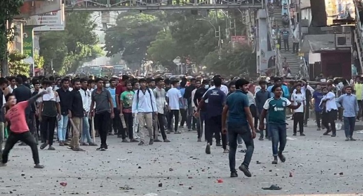 এখনো মুখোমুখি ঢাকা-সিটি কলেজ শিক্ষার্থীরা