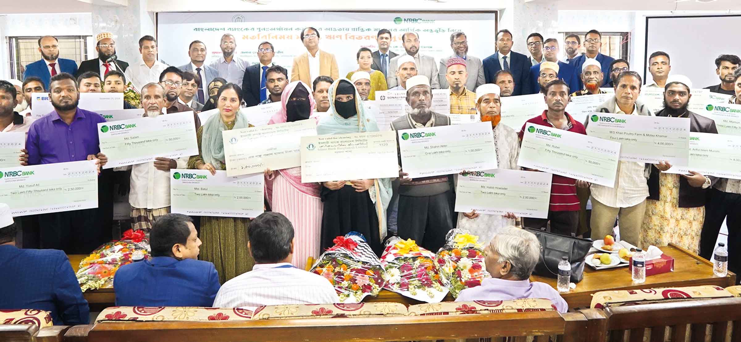 বরগুনায় প্রান্তিক মানুষের মধ্যে প্রকাশ্যে ঋণ বিতরণ